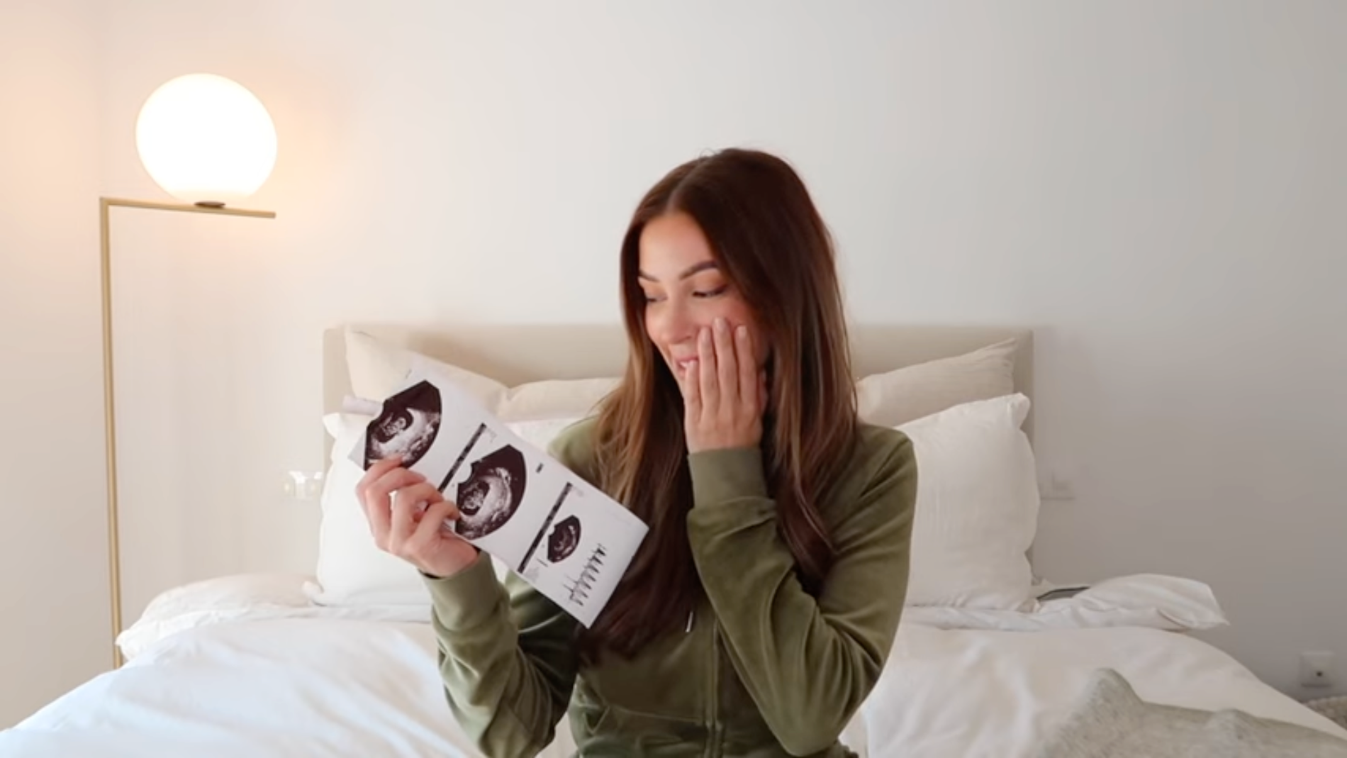 Josephine Qvist berättar på Youtube att hon är gravid.