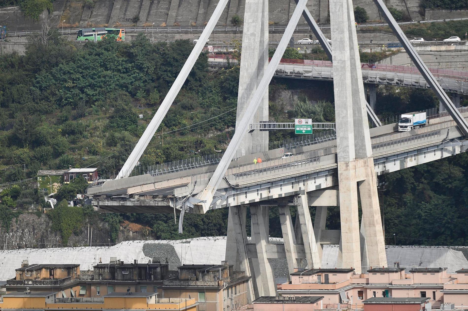 Morandibron i Genua byggdes mellan 1963 och 1967. Vid bärportarna användes Morandis särskilda typ av spännarmerad betong, i stället för de stålvajrar som är praxis i dag vid liknande broar.