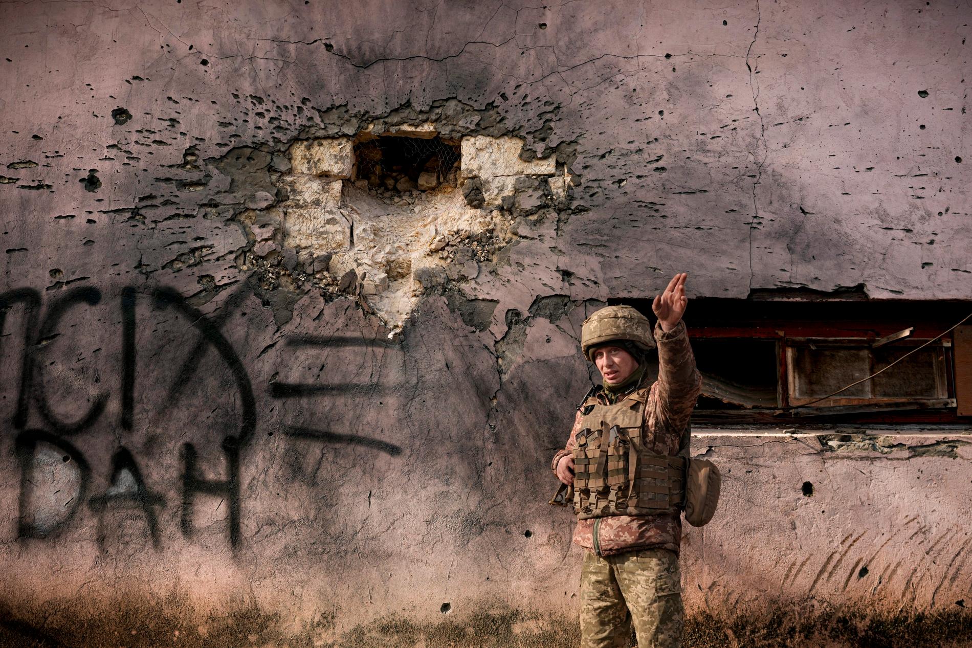 En ukrainsk soldat vid Krymske i Luhanskregionen.