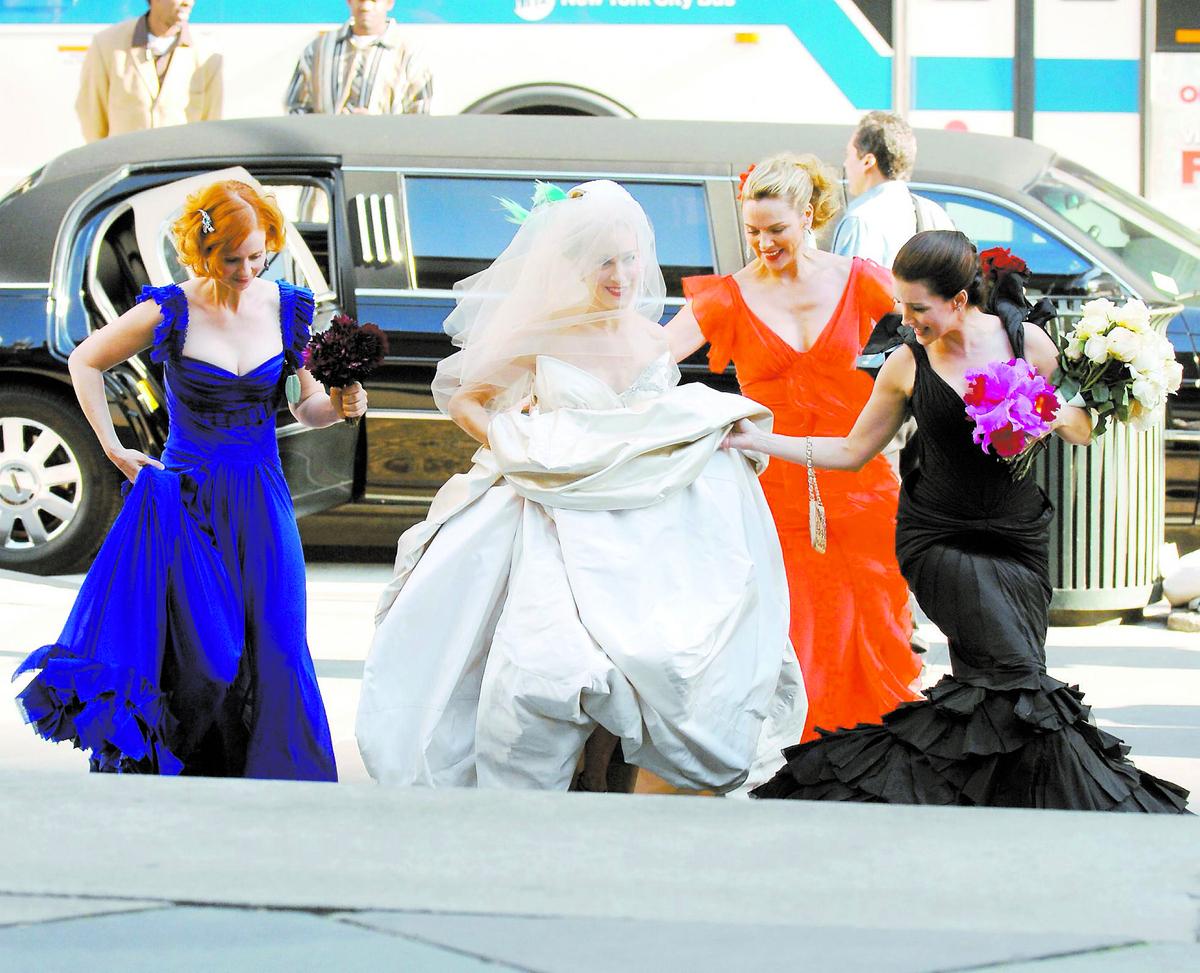Bröllopsdags Miranda, Carrie, Samantha och Charlotte på väg uppför trapporna till New York Public Library.