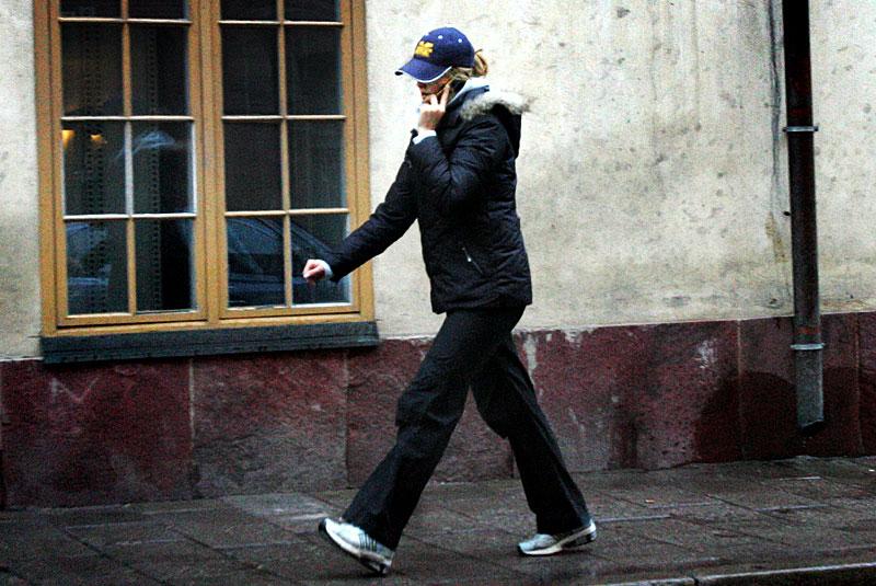 MADELEINES STRATEGI Prinsessan Madeleine använder ofta sin mobiltelefon som skydd när hon går ensam på stan. En strategi som kan rädda hennes liv.