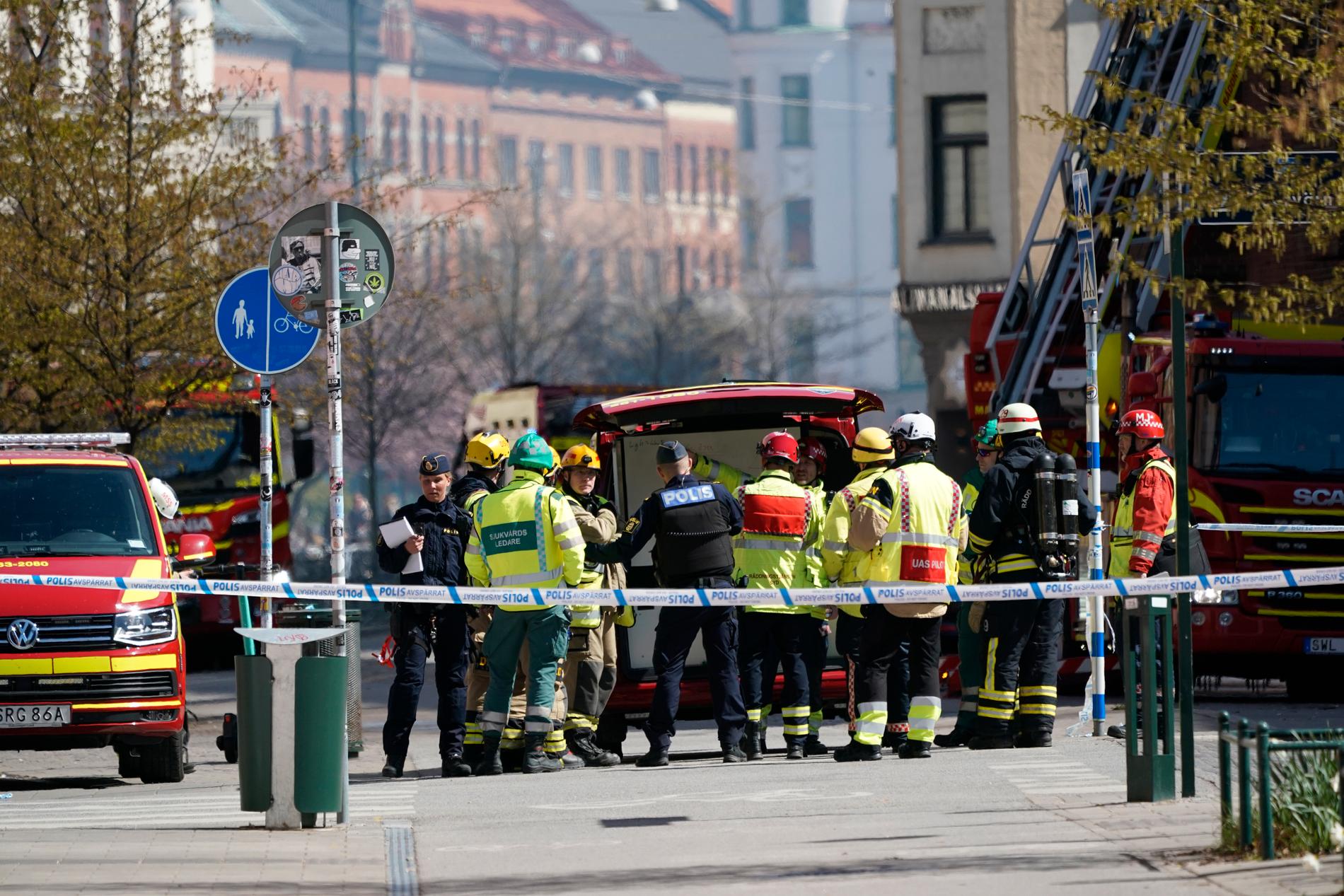 Polis och räddningstjänst på plats. Det brinner i ett flerfamiljshus i Malmö