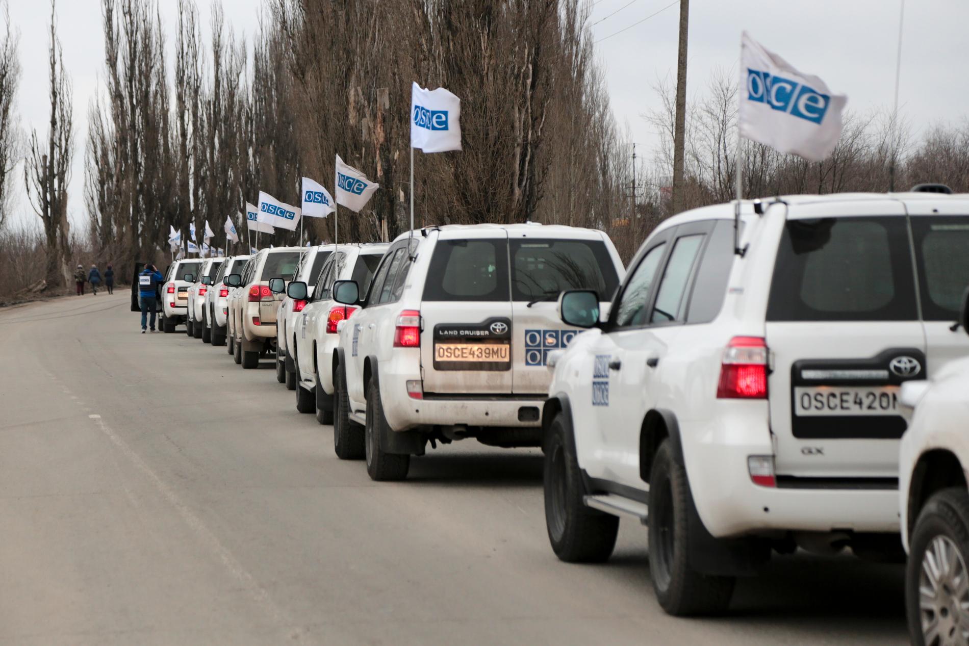En kolonn OSSE-fordon i Donetsk i Ukraina. På engelska förkortas organisationen OSCE. Arkivbild.