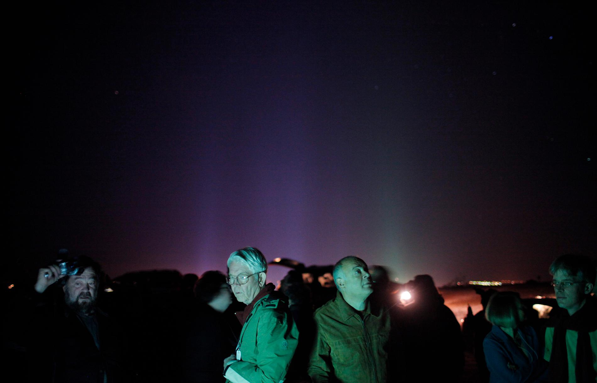 En grupp ufo-spanare riktar blicken mot himlen. Bilden är tagen vid en internationell ufo-kongress i USA-delstaten Nevada för några år sedan.