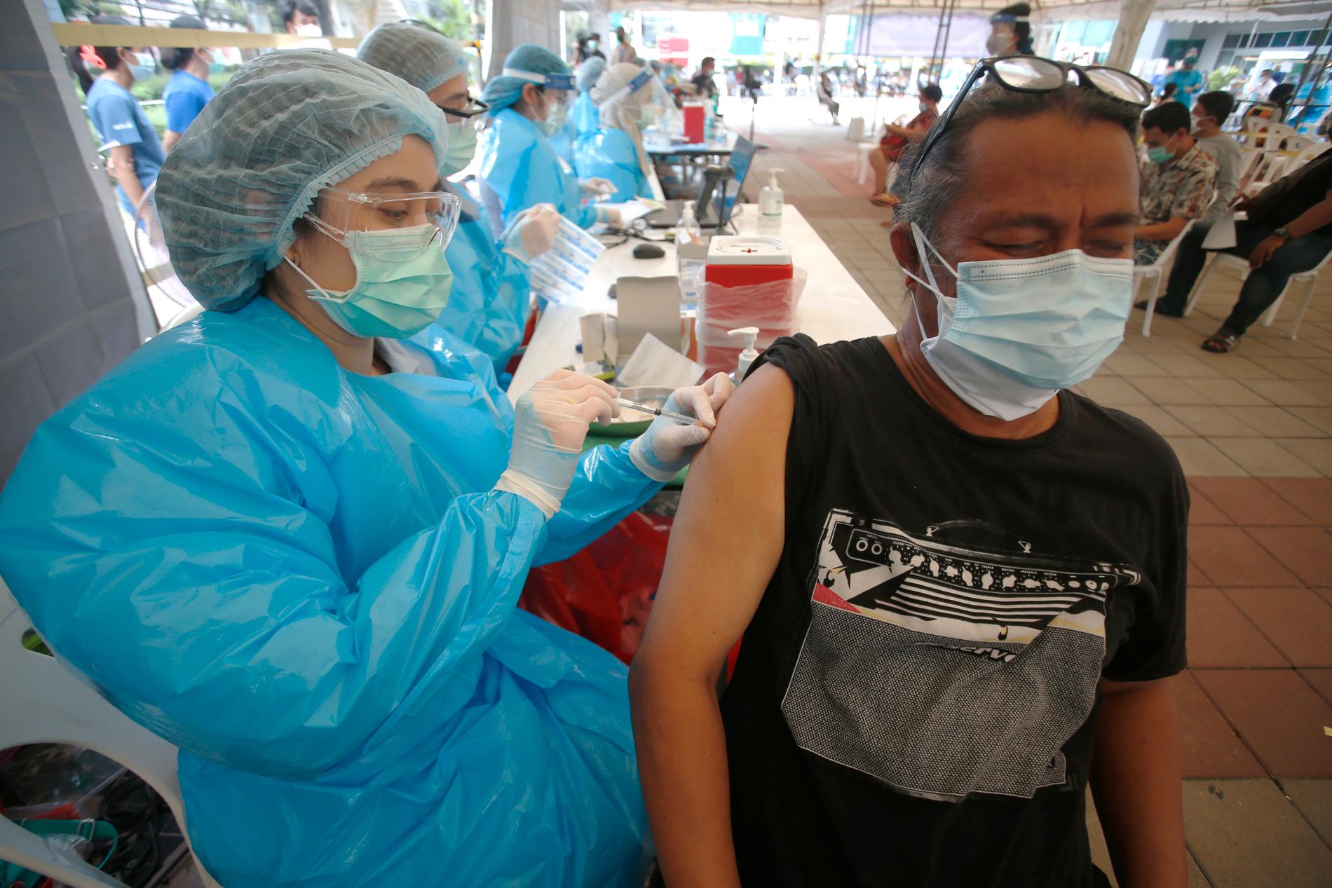 En vårdanställd vaccineras mot covid-19 i Bangkok. Arkivbild.