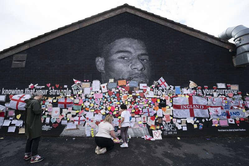 Efter EM-finalen klottrades rasistiska glåpord på en bild på Marcus Rashford. Senare fylldes den istället med kärleksbudskap.