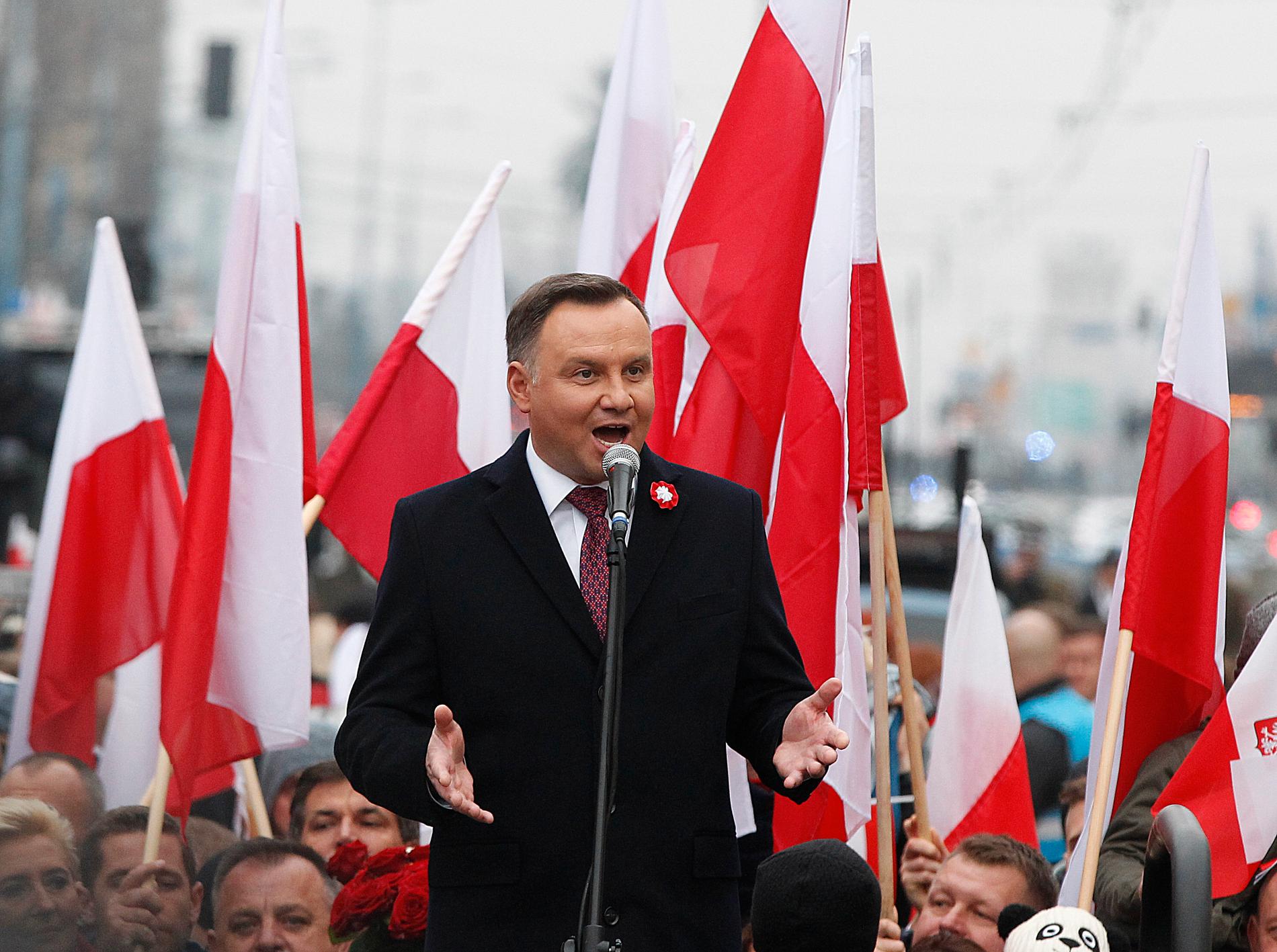 Polens president Andrzej Duda talar innan marschen startar.