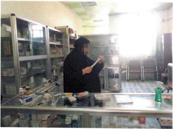 Utan någon tidigare erfarenhet eller kunskap drev kvinnan under en tid ett apotek i Syrien.