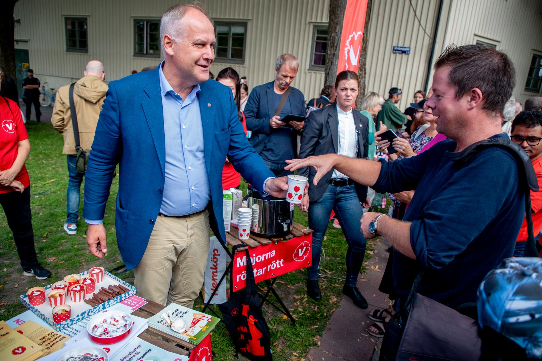 Jonas Sjöstedt (V) på valturné bjuder väljare på kaffe i Majorna under sitt besök i Göteborg på lördagen.
