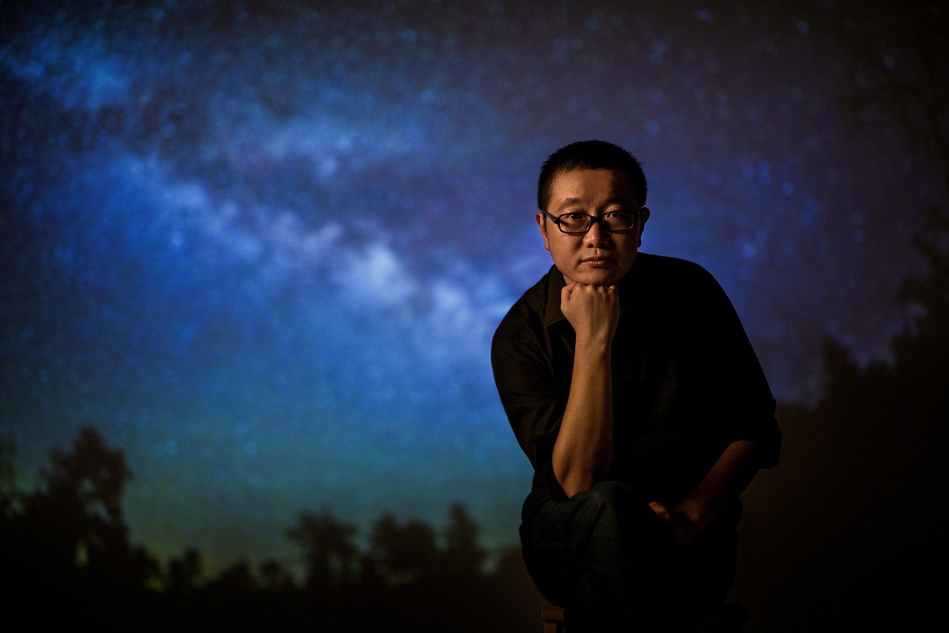Kinesiske science fiction-författaren Liu Cixin, (f. -63) har blivit belönad med det kinesiska Xing Yun-priset vid ett antal tillfällen och var även den första asiatiska författaren att tilldelas Hugopriset. Nu kommer hans mest kända roman ”Trekropparsproblemet” på svenska.