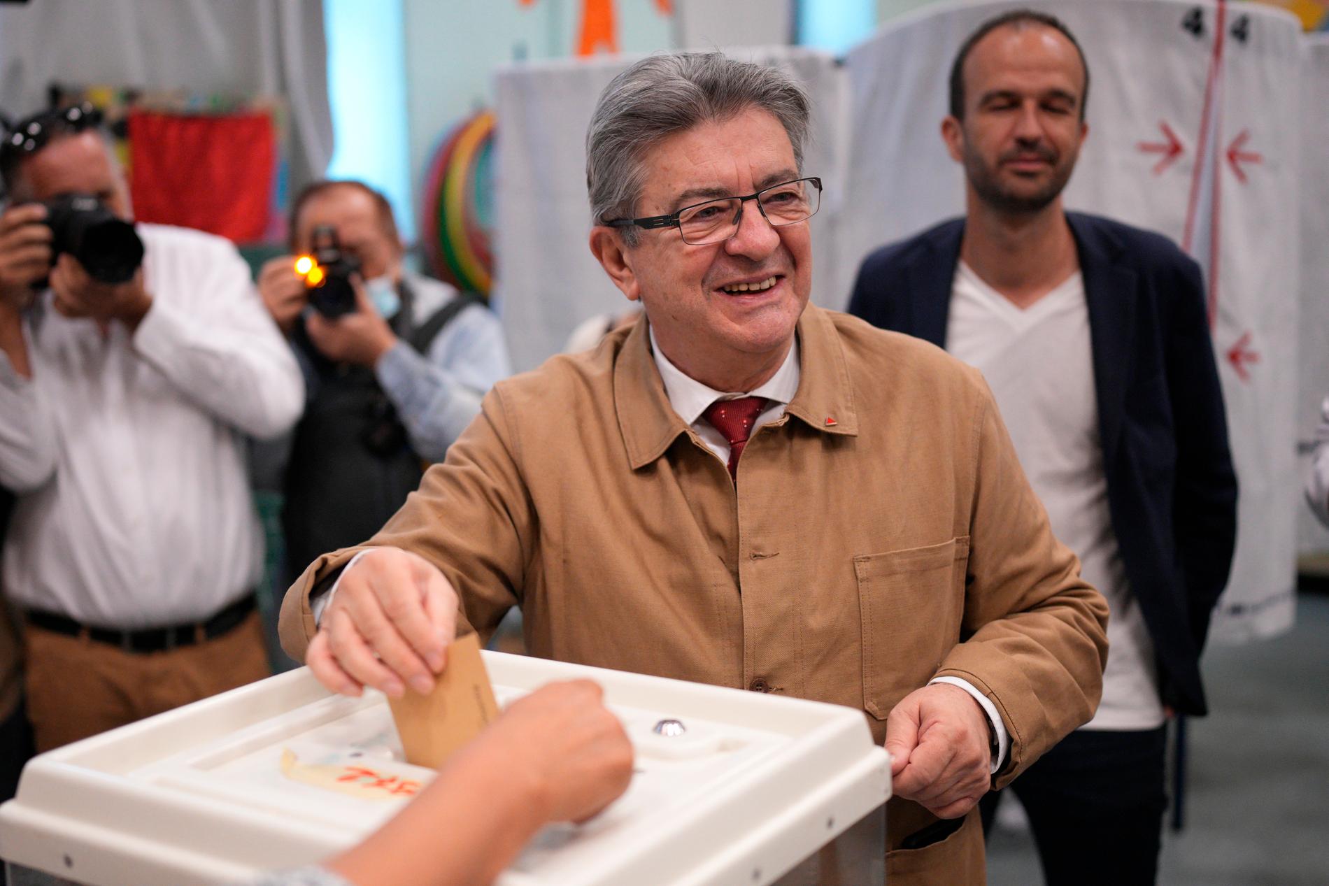 Vänsterledaren Jean-Luc Mélenchon lägger sin röst i första valomgången. Arkivbild.