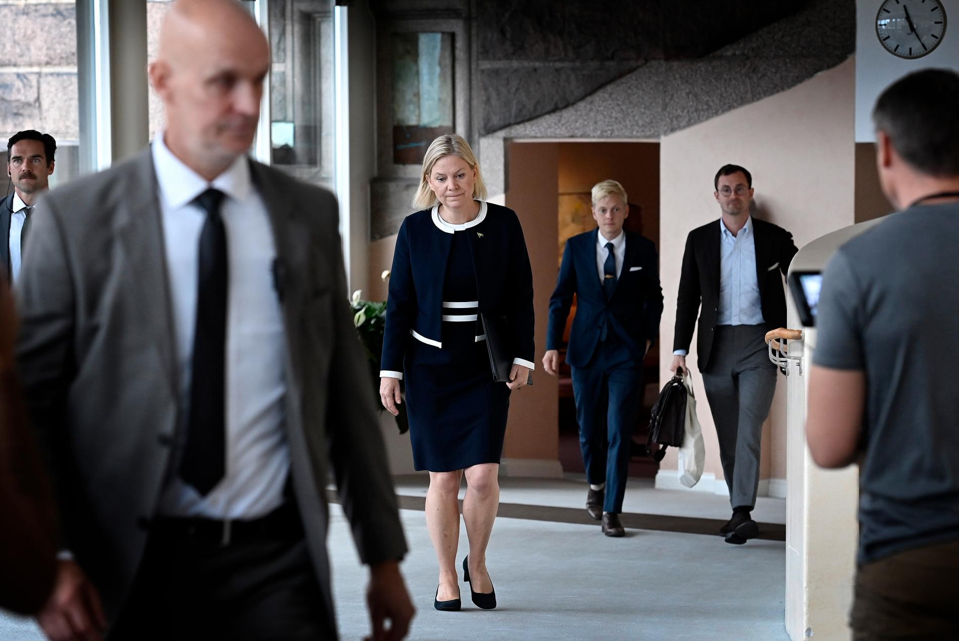 Magdalena Andersson. På bilden på väg för att möta pressen efter att hon lämnat in sin avskedsansökan hos talmannen den 15 september.