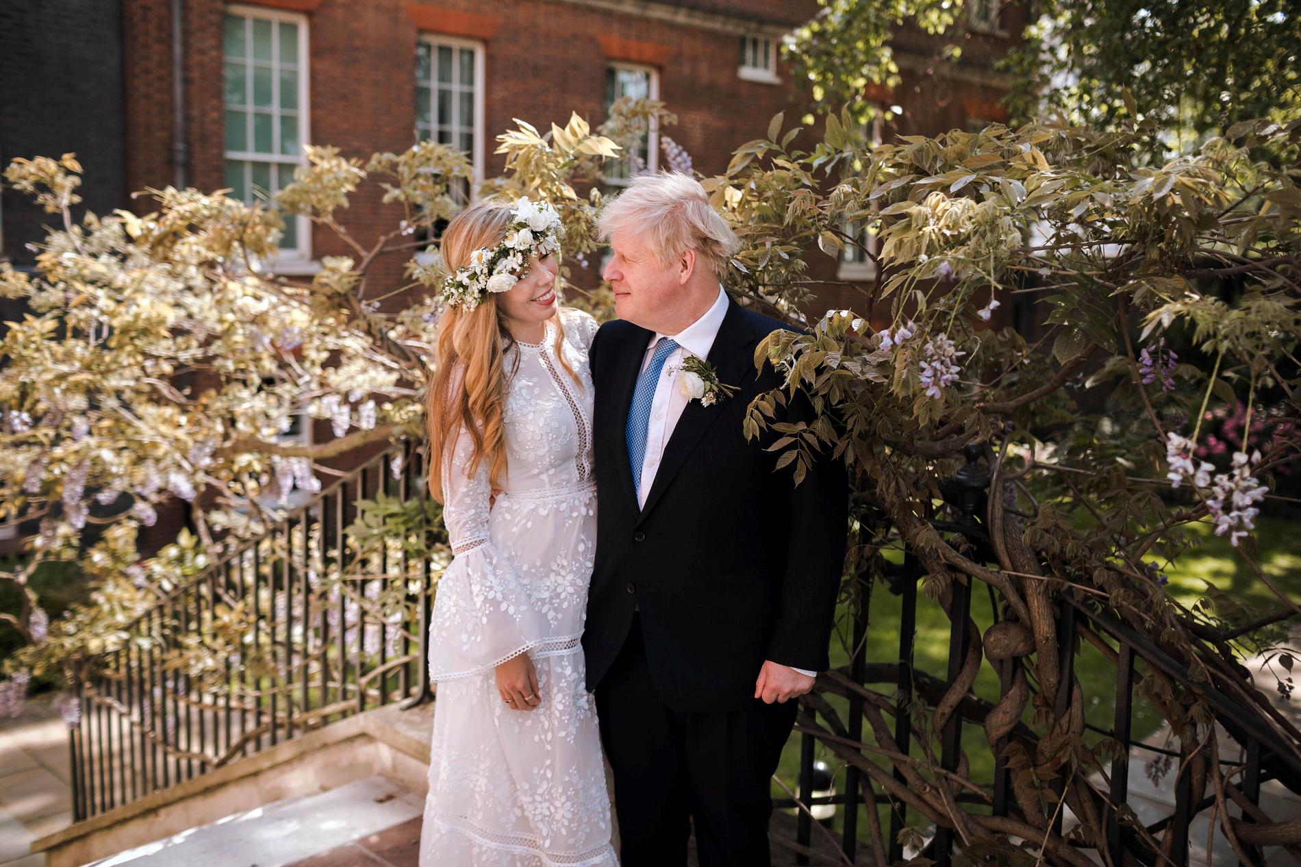 Storbritanniens premiärminister Boris Johnson tillsammans med sin fru Carrie Symonds. 