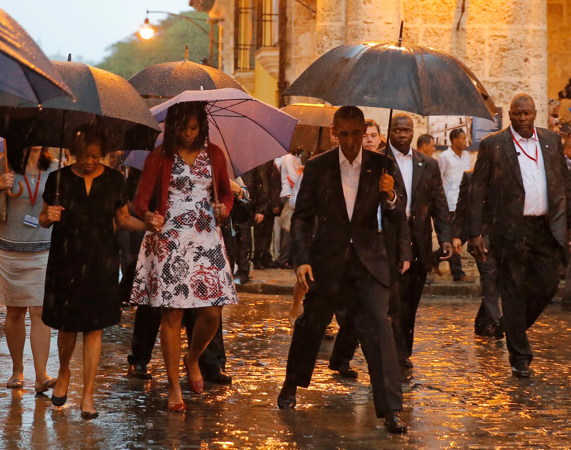 Barack Obama guidas runt i  gamla stan i Havanna