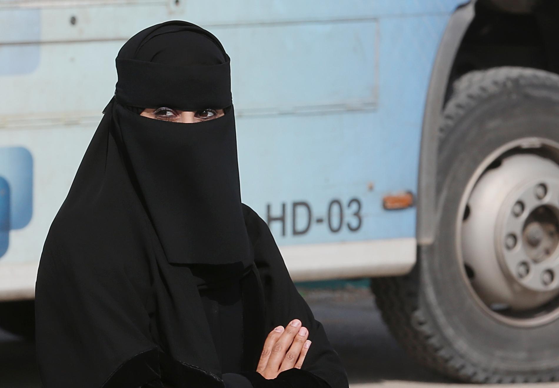 En kvinna på en gata i Saudiarabiens huvudstad Riyadh. Arkivbild.