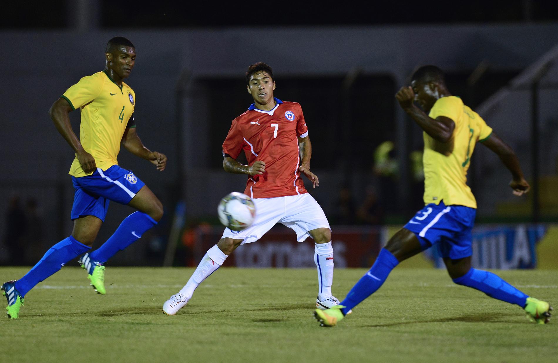 Luciano Cabral i Chiles U20-landslag i en match mot Brasilien 2015.