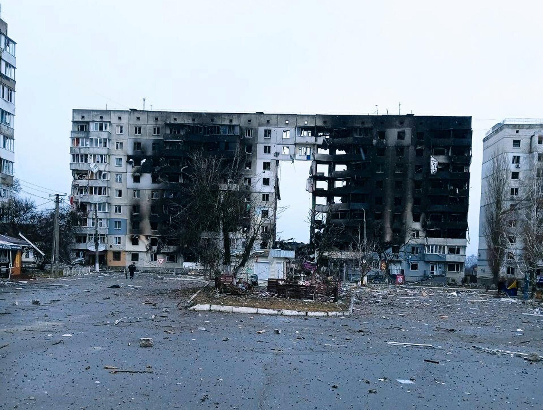 Sönderbombade bostadshus i Kievs utkanter på torsdagen.