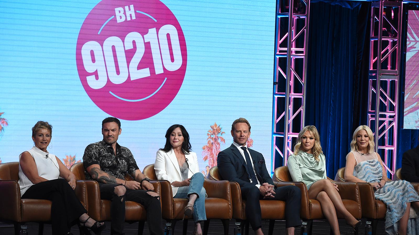 ”Beverly Hills”-skådespelarna på en presskonferens inför nypremiären av serien. Från vänster Gabrielle Carteris, Brian Austin Green, Shannen Doherty, Ian Ziering, Jennie Garth och Tori Spelling.