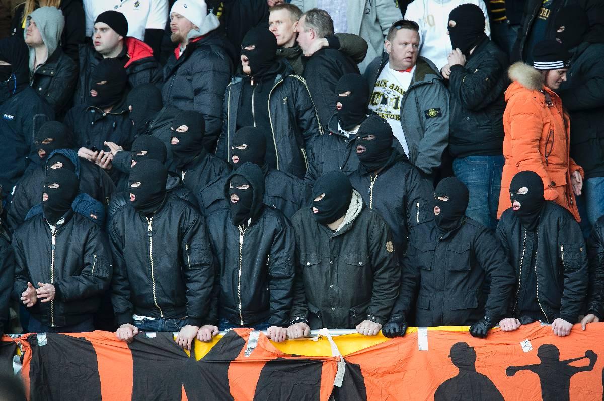 ”FIRMAN BOYS” PÅ MATCH  Bilden är tagen på den allsvenska premiären mellan Elfsborg och AIK. De maskerande personerna står framför en ”Firman Boys”-banderoll. Det våldsamma nätverket har hotat tidigare AIK-spelare.