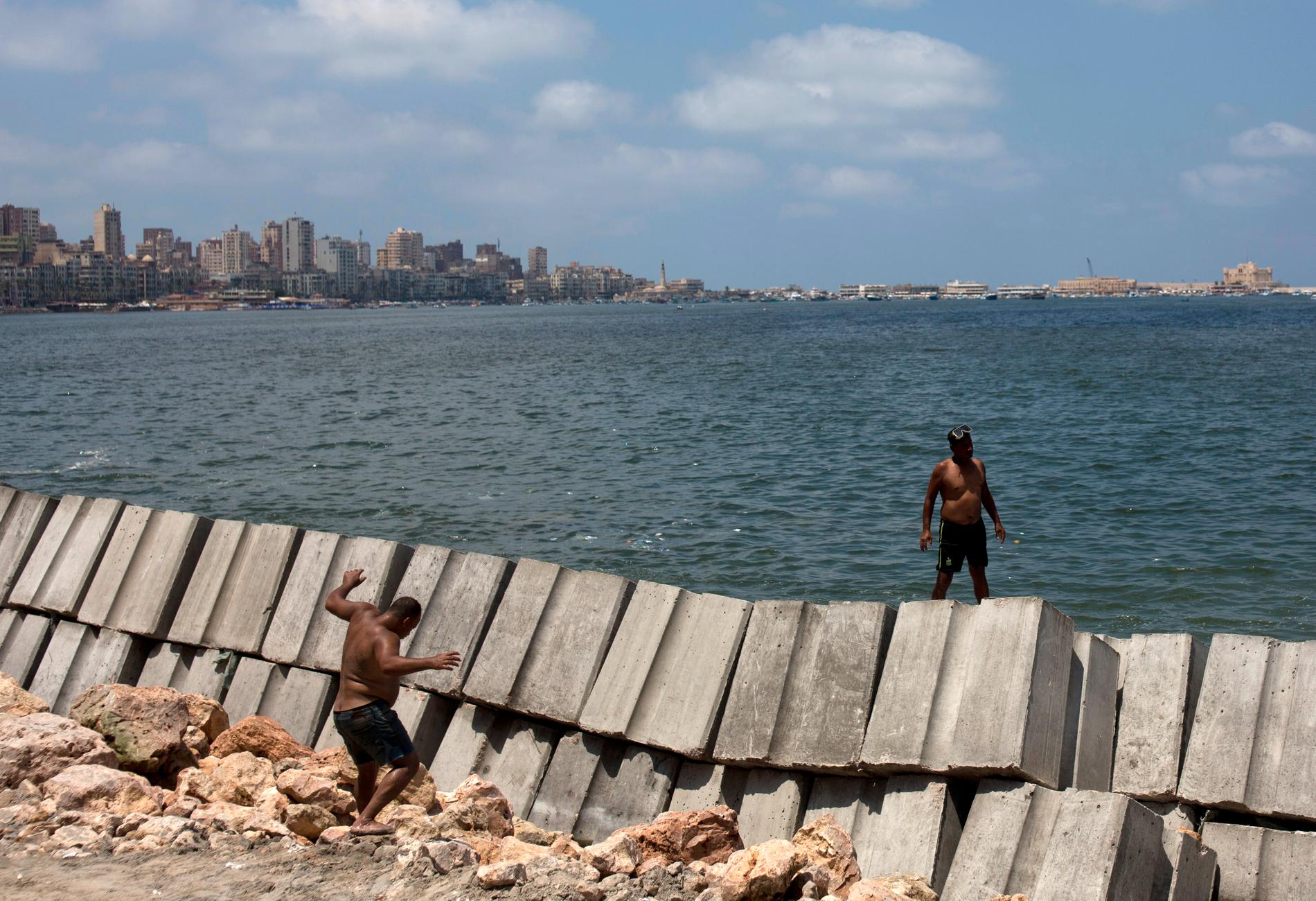 Cementblock placeras ut för att hindra det stigande havet i Alexandria, Egypten.