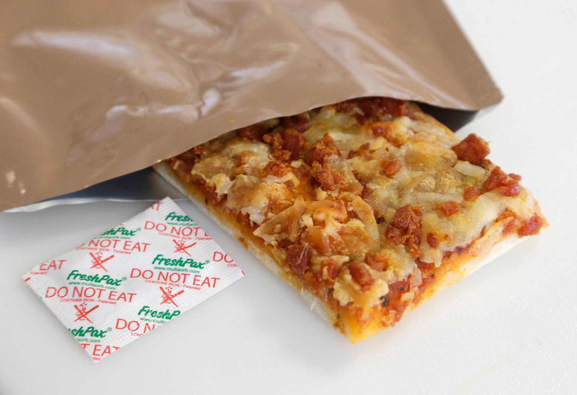 Här är en prototyp till pizzan som snart kommer att inkluderas i sortimentet av fältransoner, kända som "Meals Ready to Eat" (MRE) i den amerikanska armén.