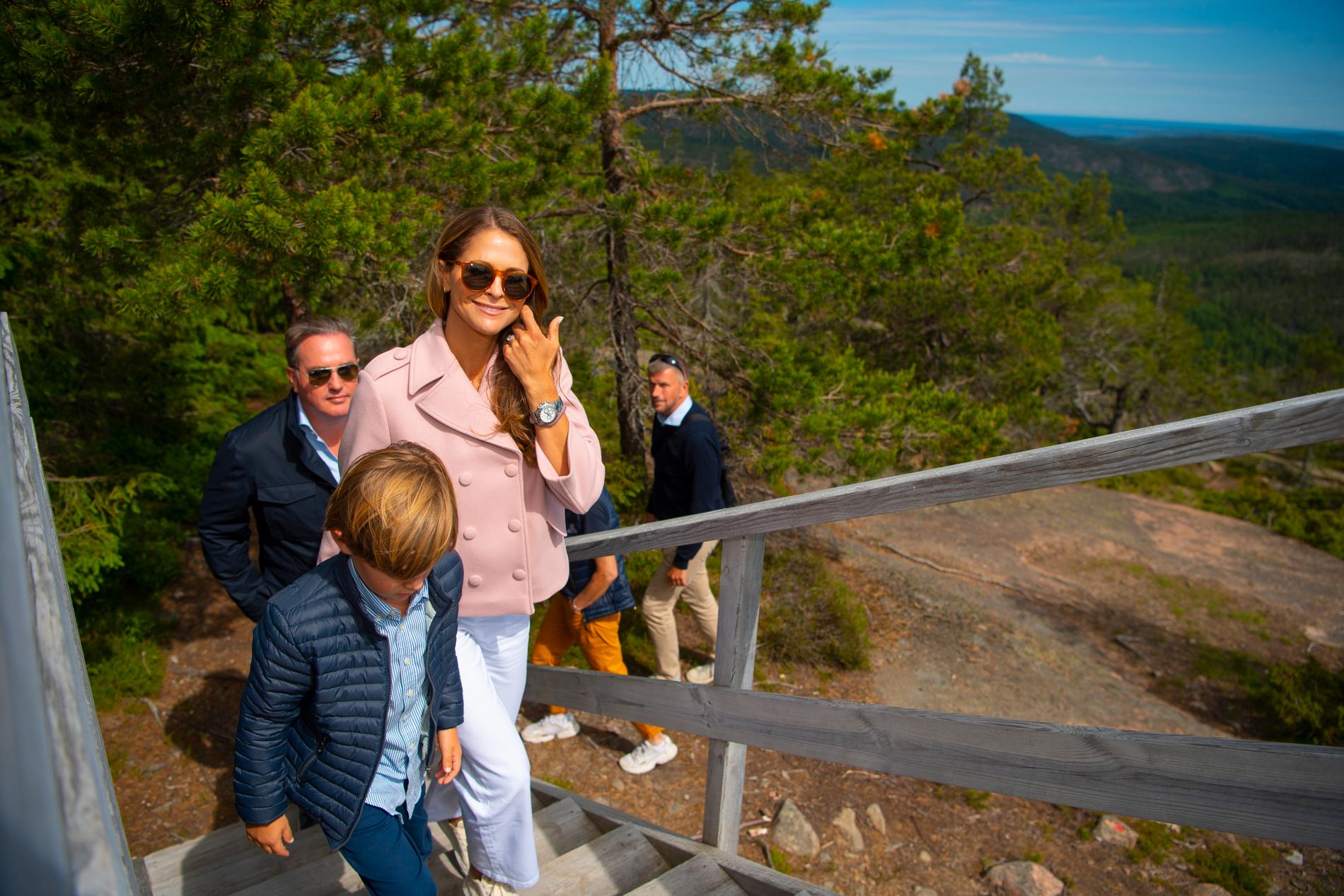 Prinsessan Madeleine med familj under ett besök vid Skuleberget i Ångermanland, förra sommaren.