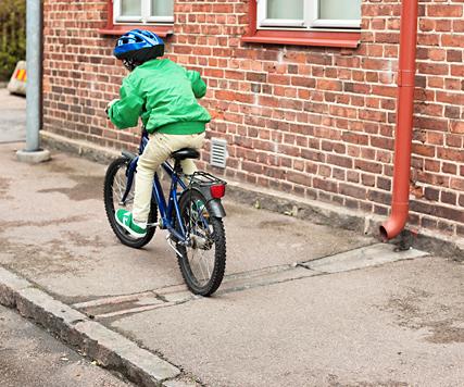 Barn upp till åtta år är de enda som får cykla på trottoaren. Är du äldre är det gatan som gäller.