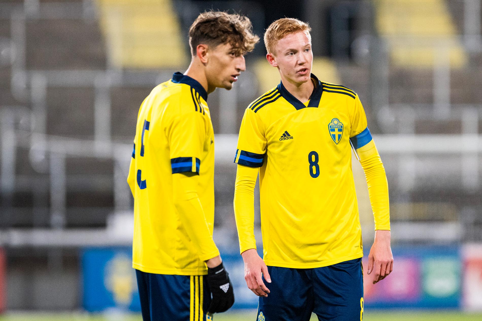 Jonas Rouhi och Hugo Larsson under en P18-landskamp 2022.