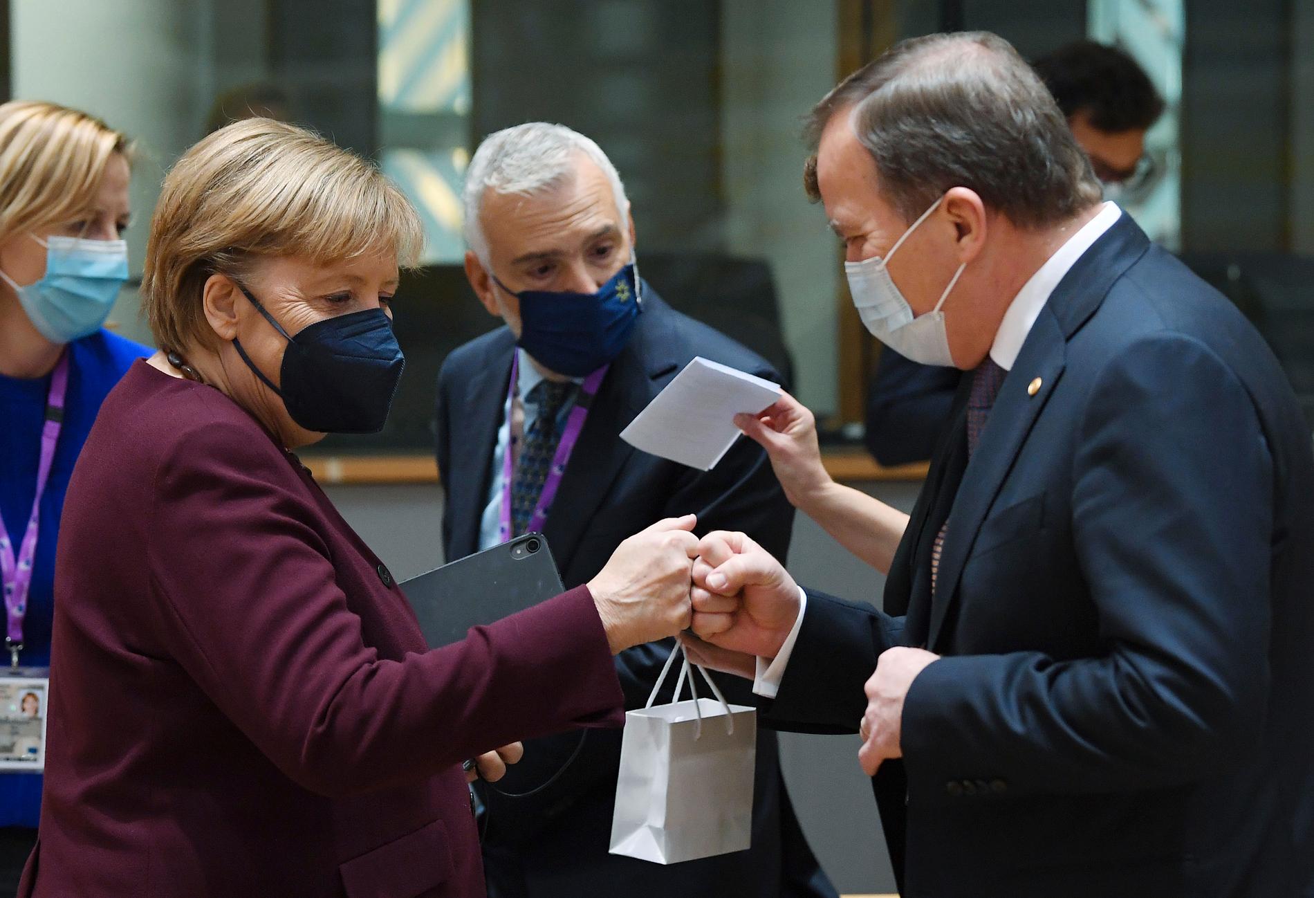 Presentutdelning pågår när Tysklands förbundskansler Angela Merkel och Sveriges statsminister Stefan Löfven träffas i Bryssel. Båda antas nu göra sitt sista EU-toppmöte.