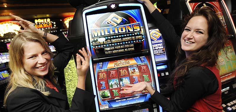 VINSTMASKINEN Ifiyenia Lönneborg och Ellinor Brännström jobbar på kasinot i Stockholm. Här visar de upp spelmaskinen som delade ut Sveriges största kasinovinst i går – 18 miljoner kronor skattefritt. Nu börjar potten växa igen och sent i går kväll var den redan uppe i sex miljoner.