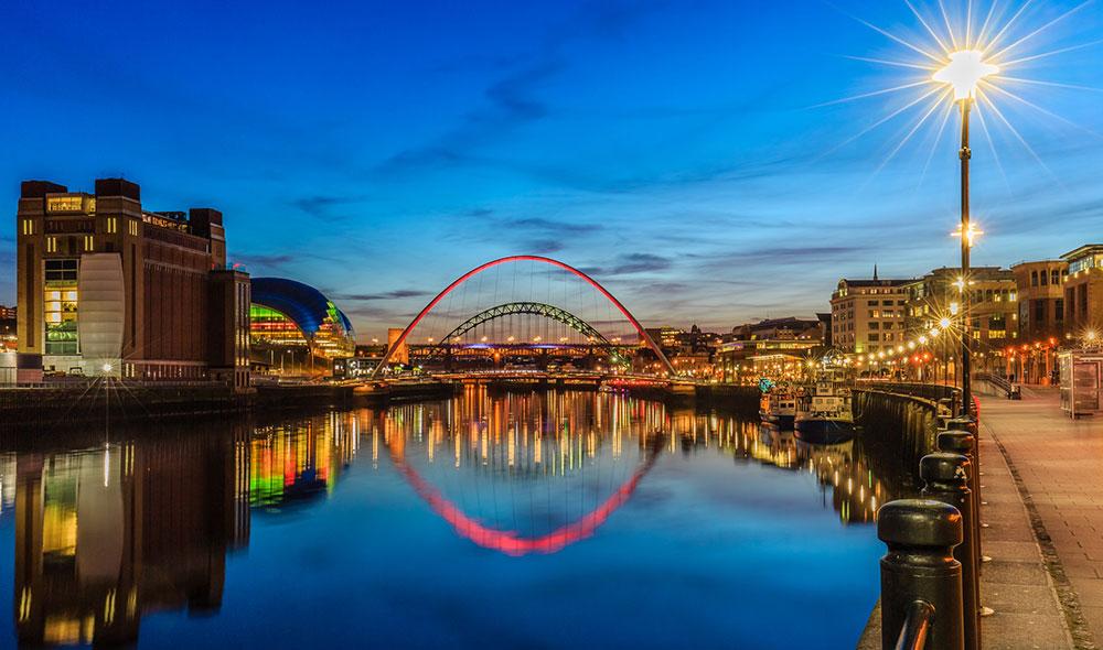 Newcastle bjuder på historiska sevärdheter, konstmuseer, brittiska pubar och coola nattklubbar.
