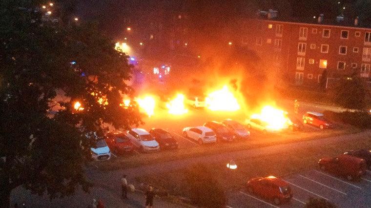 Polisen i Göteborg topsar 30 män för att försöka hitta de gärningsmän som tände eld på ett 60-tal bilar i västra Göteborg i mitten på augusti. Arkivbild.