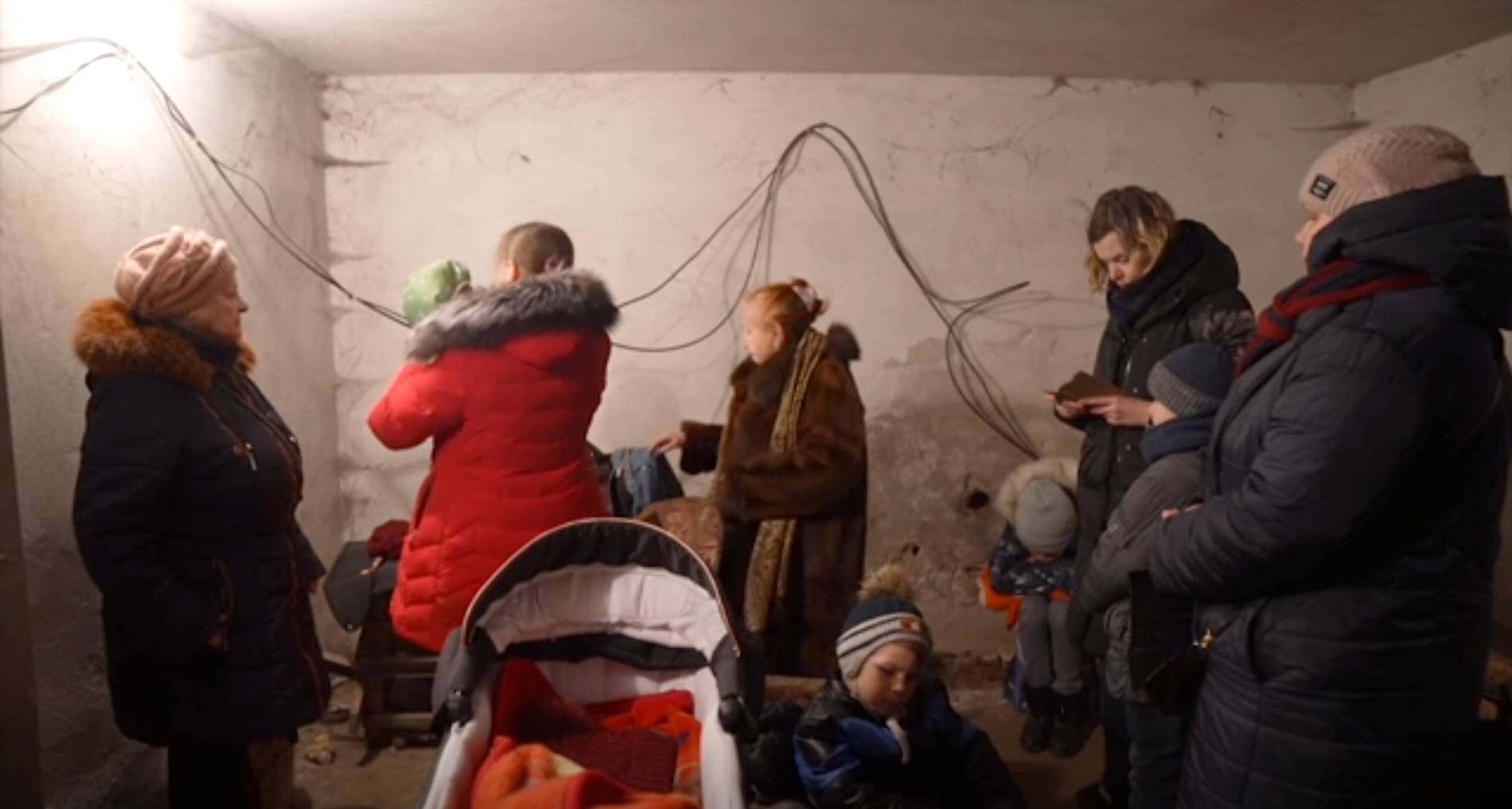 Invånare i staden Mariupol söker skydd under jord. 