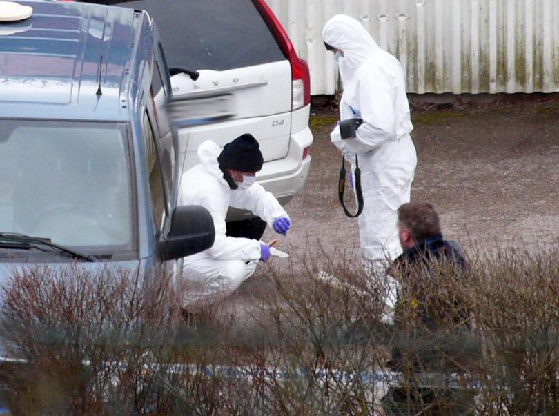 Polisens tekniker undersöker platsen i Uddevalla där tre människor mördats.
