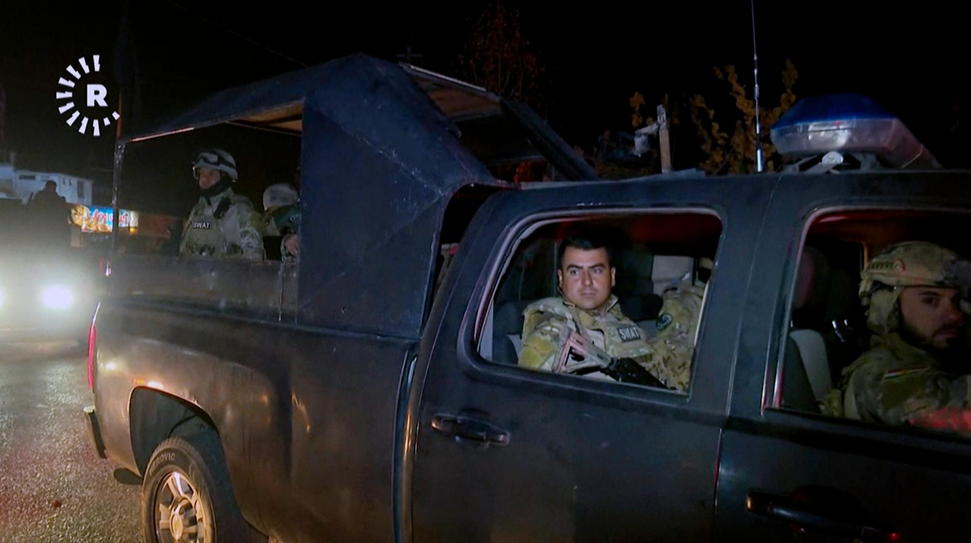 Irakiska armétrupper syns söder om Kirkuk tidigt på måndagsmorgonen.