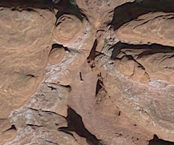 Metallstodens avlånga skugga syns på en satellitbild i Google Earth.