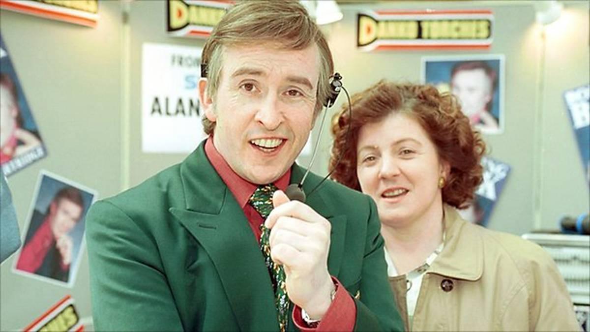 Alan Partridge (Steve Coogan) och hans lojala sidekick Lynn Benfield (Felicity Montagu) i briljanta brittiska komediserien ”I’m Alan Partridge”.