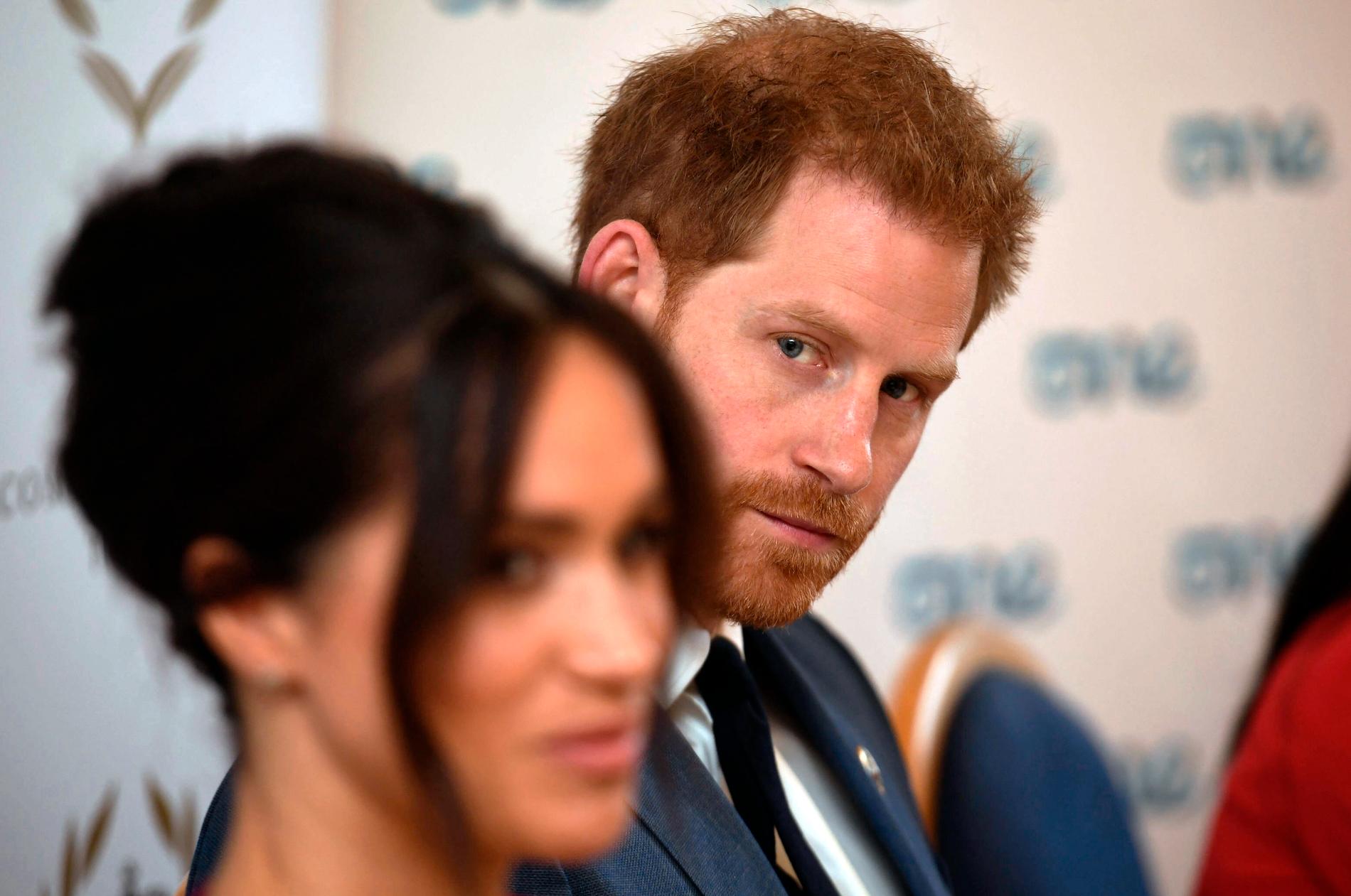 Brittiska media rapporterar att Meghan flytt landet och lämnat maken prins Harry att hantera krisen.