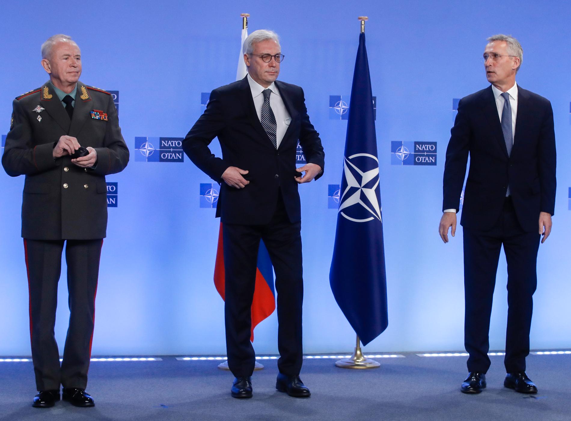 Ryske biträdande försvarsministern Aleksandr Fomin (vänster) och biträdande utrikesministern Aleksandr Grusjko (mitten) tillsammans med Natos generalsekreterare Jens Stoltenberg inför onsdagens möte i Bryssel.