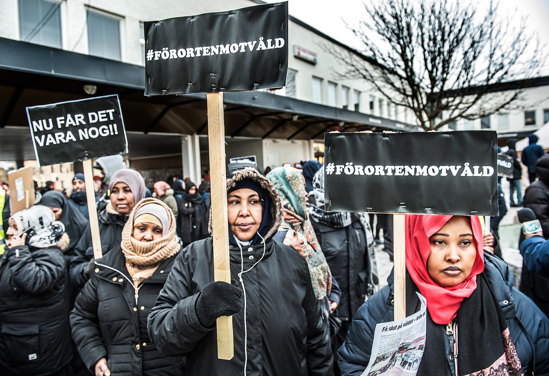 Manifestation i Rinkeby. Bosatta i området har tröttnat på våldet. Men det krävs mer än enbart fler poliser för att komma åt kriminaliteten. 