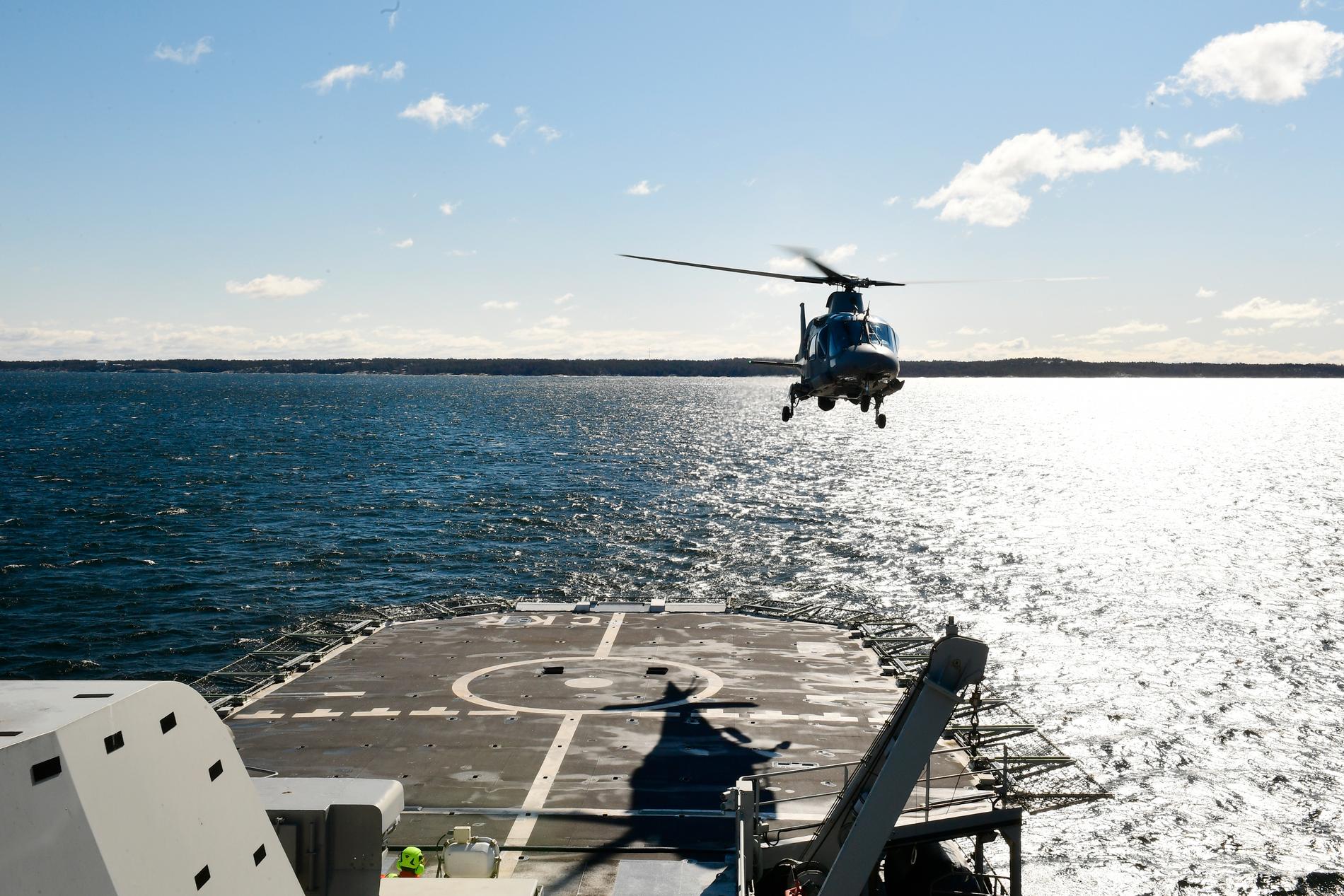 En helikopter lyfter från ledningsfartyget HMS Carlskrona under en marinövning ute på Mysingen i Stockholms skärgård på tisdagen.