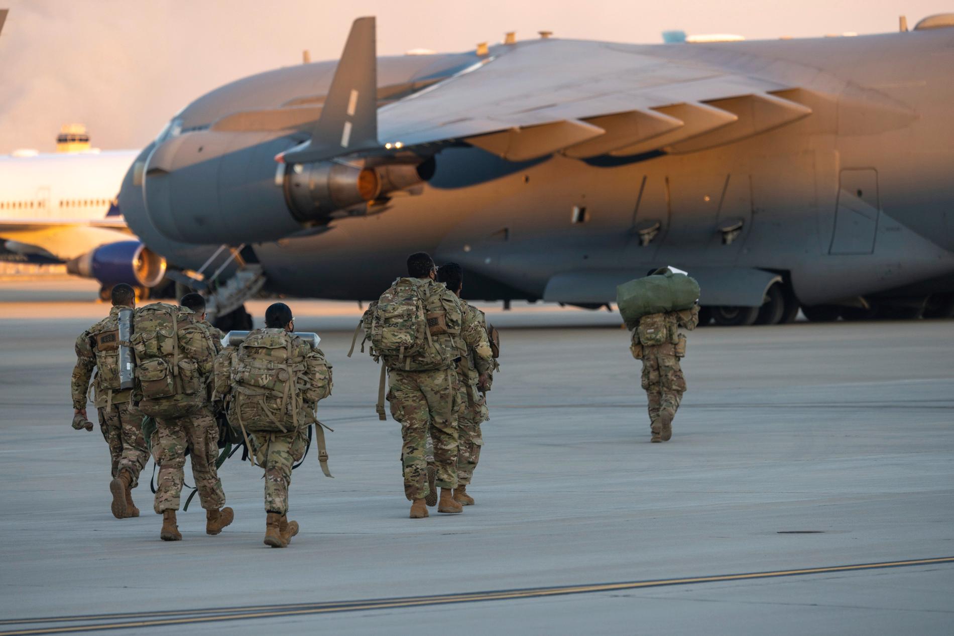 Amerikanska förbandet 82nd Airborne Division lämnade Fort Bragg för att flyga till Europa tidigare i februari. I kväll meddelade president Biden att han kommer att skicka ytterligare amerikanska trupper till Baltikum. 