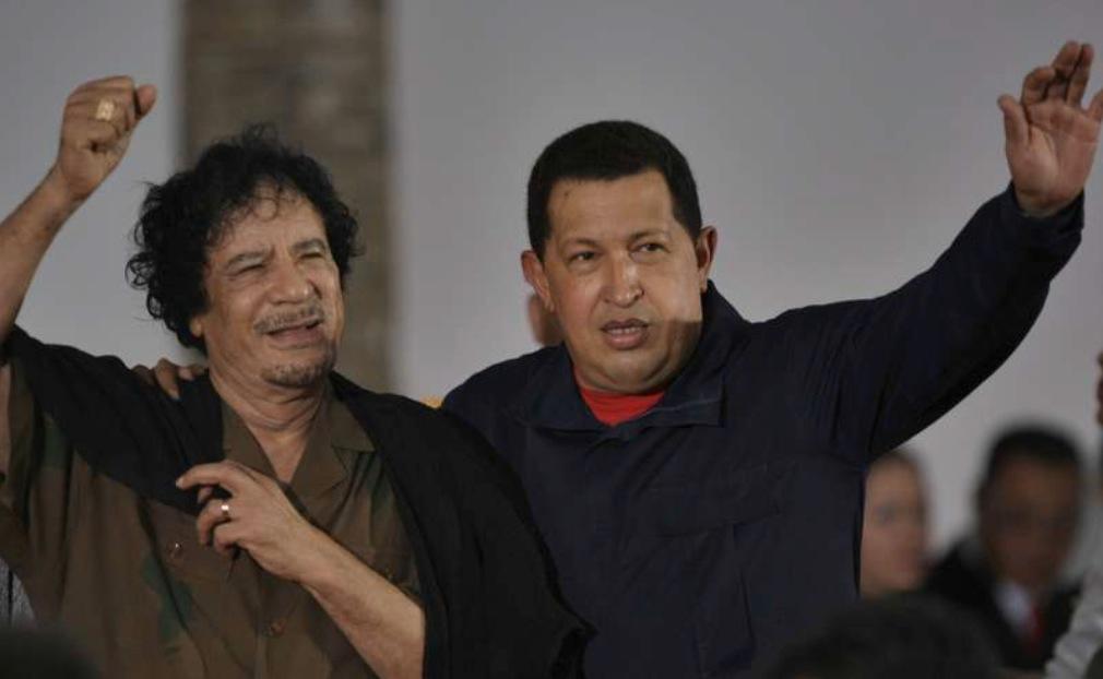 Kompisar Libyens president Moammar Gaddafi och Venezuelas president Hugo Chavez under ett möte i Venezuela 2009.