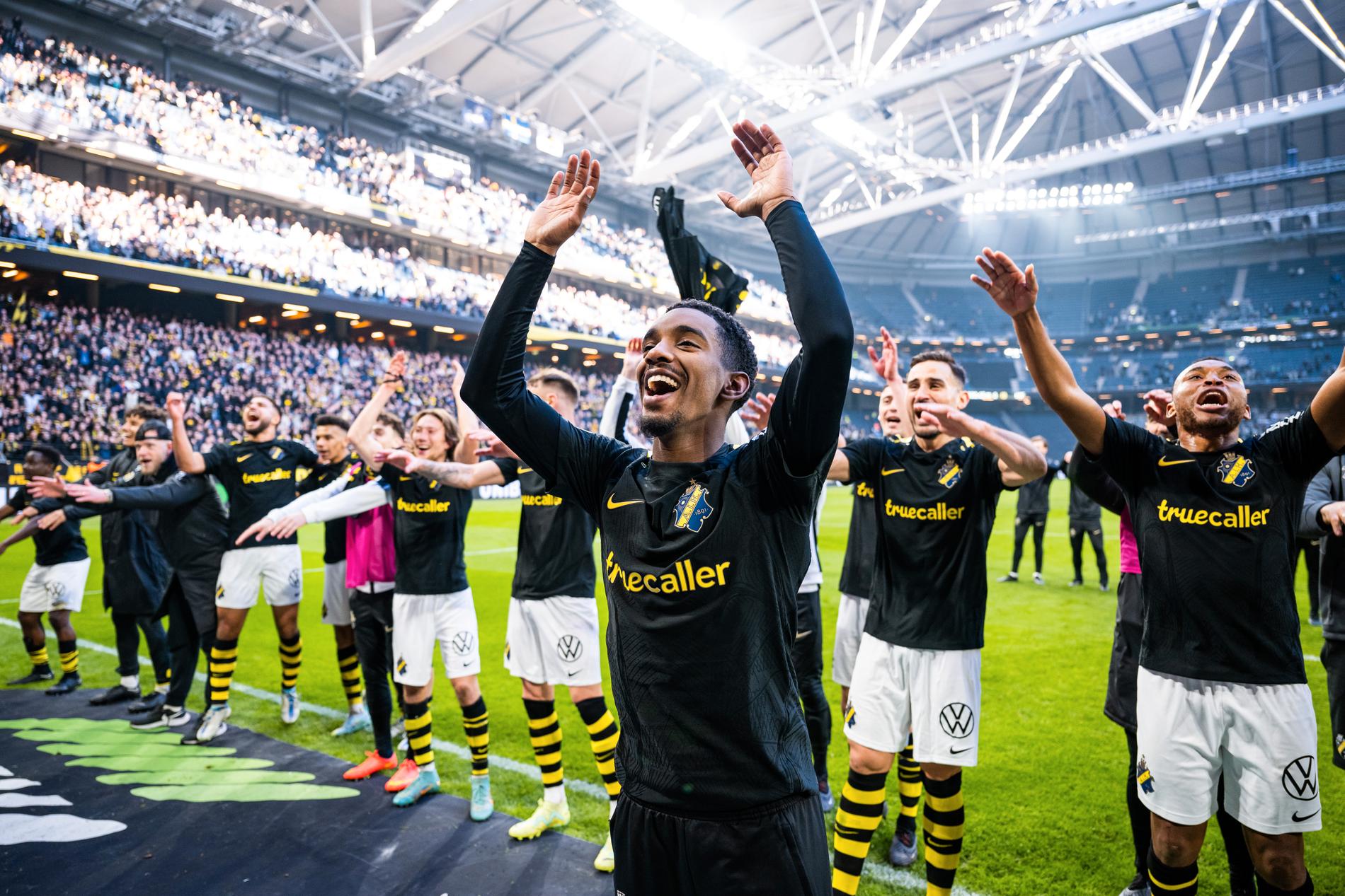 AIK:s Alexander Fesshaie Beraki jublar efter segern mot Hammarby. 