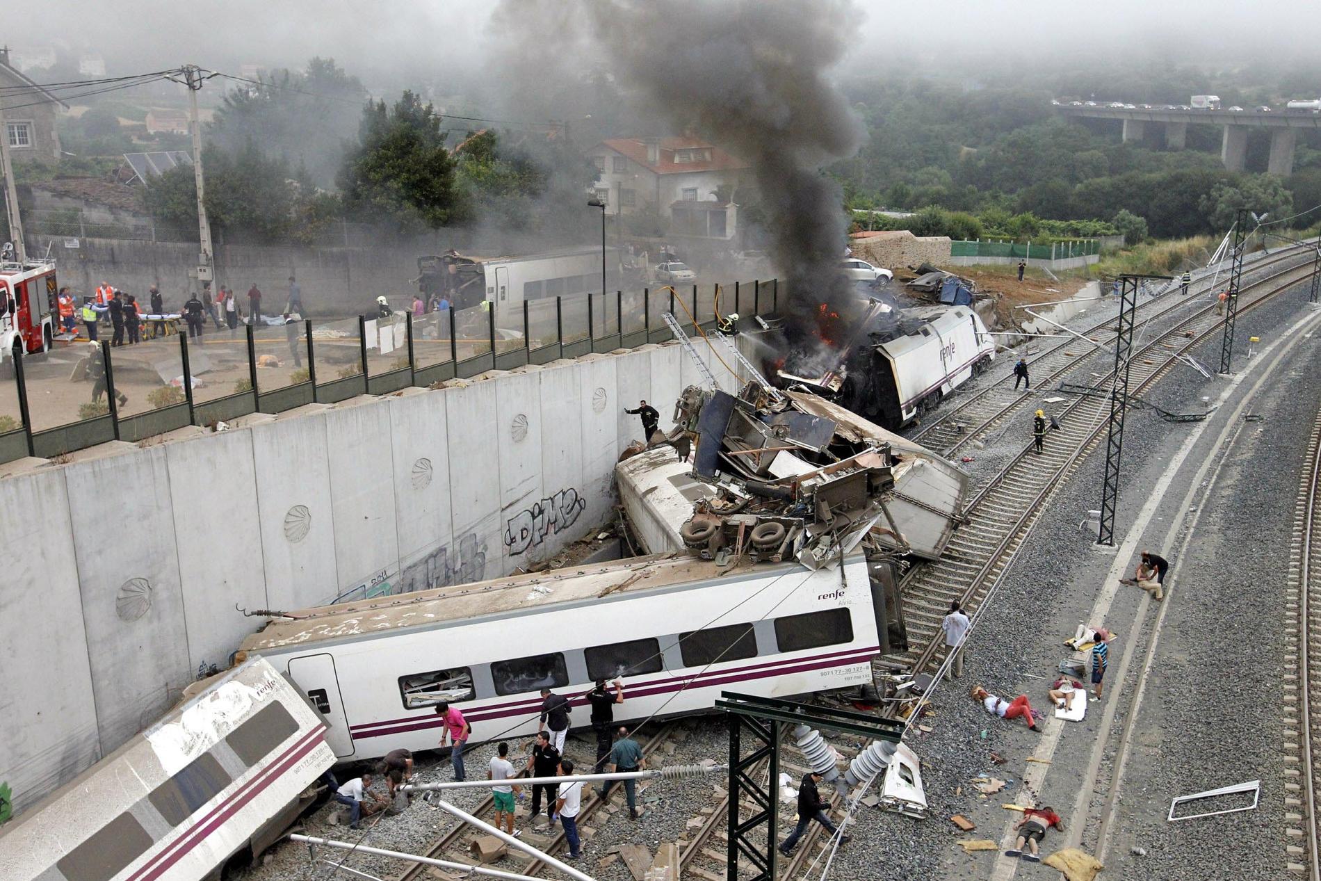 Räddningsarbete pågår direkt efter den dödliga tågkraschen nära Santiago de Compostela, huvudstad i spanska Galicien, i juli 2013.