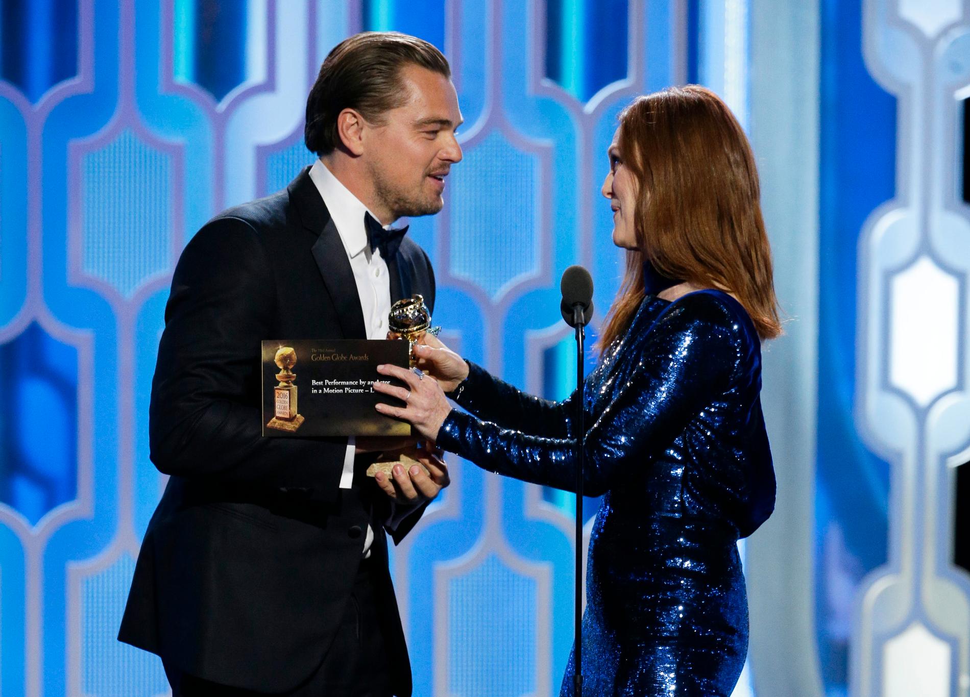 Leonardo DiCaprio får en Golden Globe av Julianne Moore.