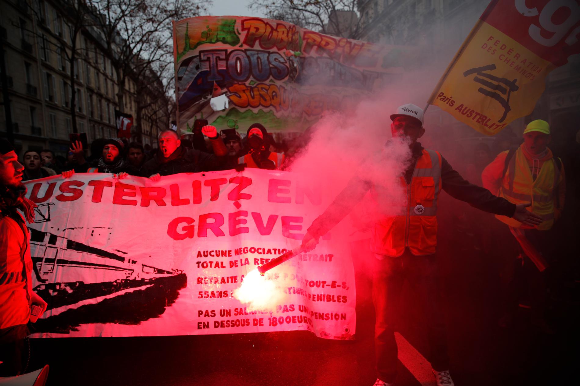 Järnvägsarbetare vid en demonstration under torsdagen i Paris.