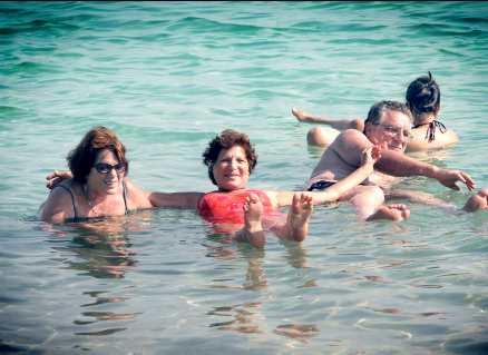 I Döda havet behöver man knappt vara simkunnig - man flyter som en kork tack vare det salta vattnet.