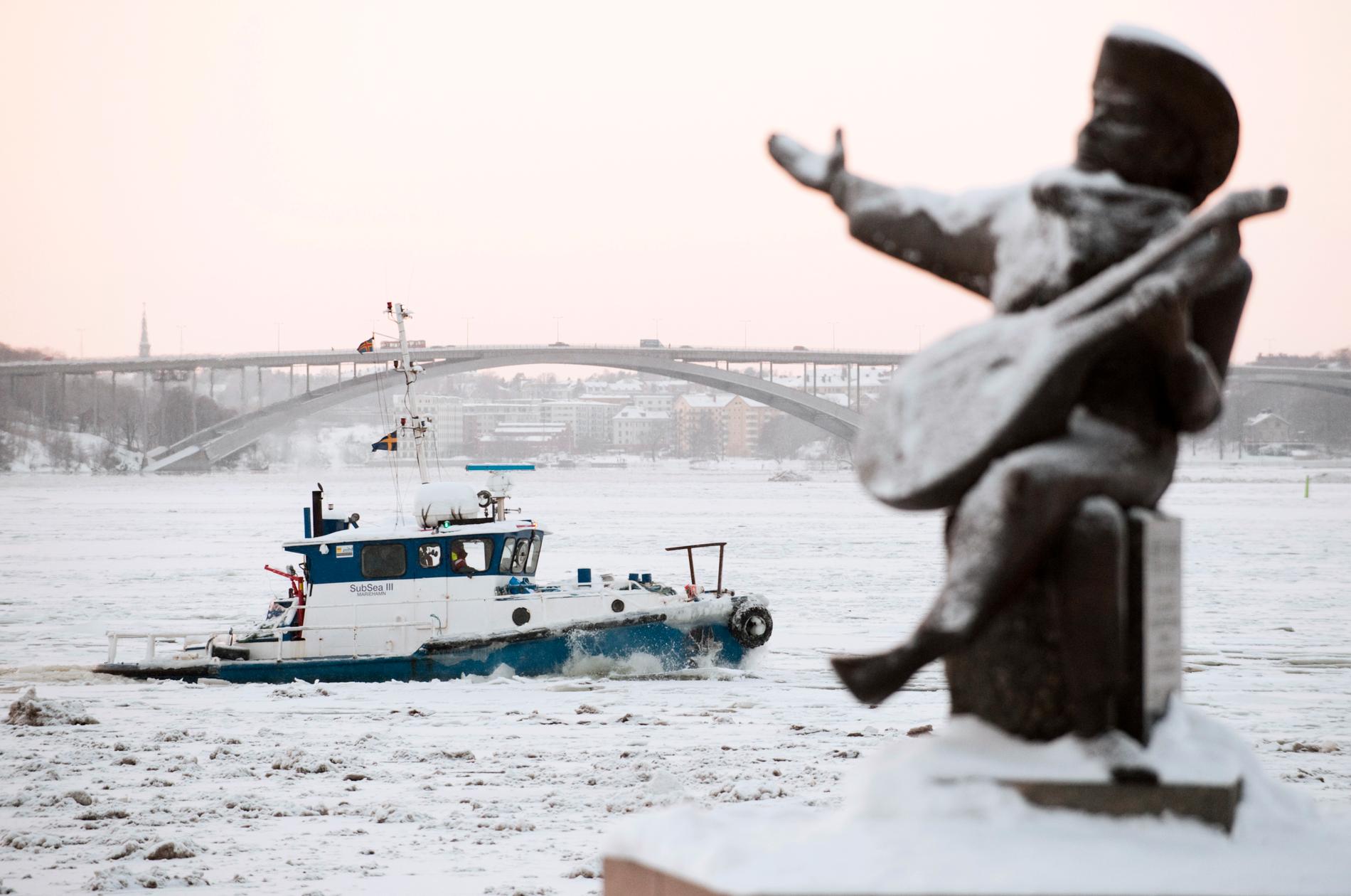 Evert Taube står staty i Stockholm. För hundra år sedan slog trubaduren och sjömannen igenom. Arkivbild.