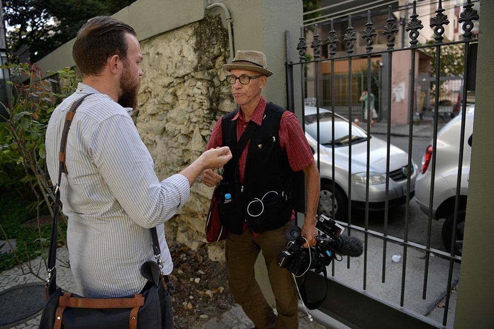 Aftonbladets reporter Victor Stenqvist intervjuar fotografen Staffan Ahlström.